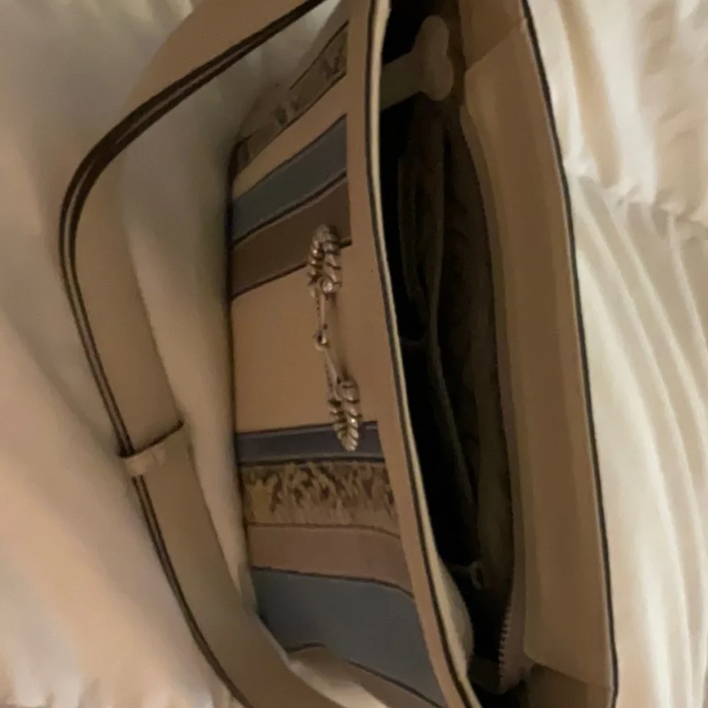 Handbag - Picture 2 of 5